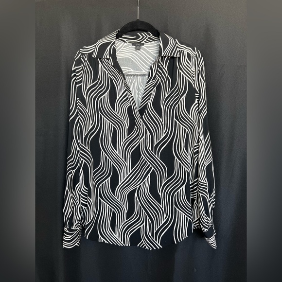 Ann Taylor Tops - 🖤 EUC ANN TAYLOR FACTORY Black & White Wavy Line V-Neck Blouse | Women’s Size XS
